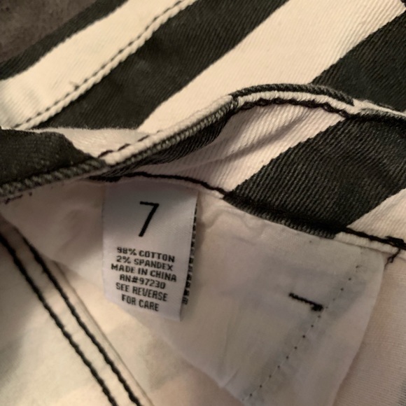 Striped shorts - Picture 3 of 4